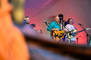 Szanty na Starówce - 24.08.2024 - Na amfiteatralnej scenie zespół The Nierobbers