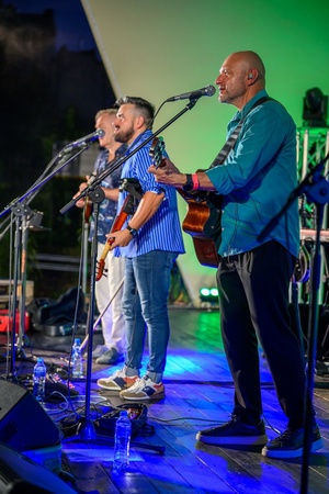 Szanty na Starówce - 24.08.2024 - Na amfiteatralnej scenie zespół The Nierobbers