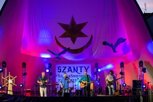 Szanty na Starówce - 24.08.2024 - Na amfiteatralnej scenie zespół The Nierobbers