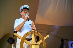 Szanty na Starówce - 24.08.2024 - Na scenie prowadzący koncert szantowe Ryszard Żądło