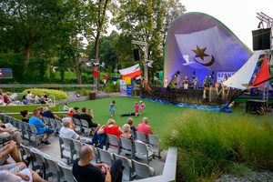 Szanty na Starówce - 24.08.2024 - Na amfiteatralnej scenie zespół The Nierobbers