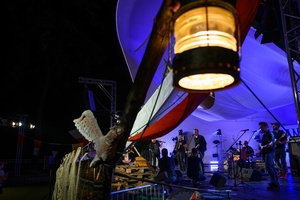 Szanty na Starówce - 24.08.2024 - Elementy marynistycznej scenografii towarzyszącej koncertom szantowym w 2024 r.