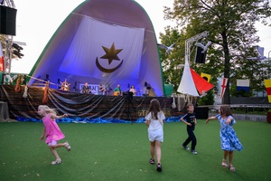 Szanty na Starówce - 24.08.2024 - Najmłodsi widzowie bawiący się podczas szantowego koncertu