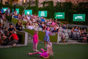 Szanty na Starówce - 24.08.2024 - Najmłodsi widzowie bawiący się podczas szantowego koncertu