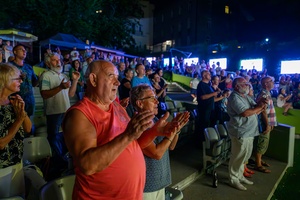 Szanty na Starówce - 24.08.2024 - Publiczność żywo reagująca podczas występu Glassgo