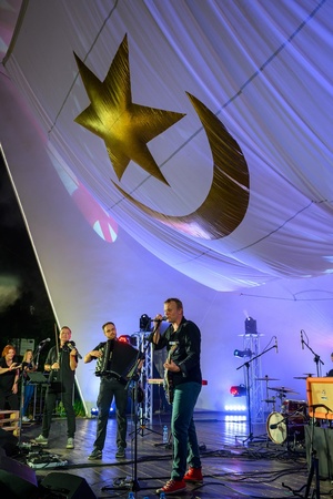 Szanty na Starówce - 24.08.2024 - Na amfiteatralnej scenie zespół Glassgo