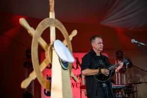 Szanty na Starówce - 24.08.2024 - Na amfiteatralnej scenie zespoły Glassgo i The Nierobbers w finałowej szancie