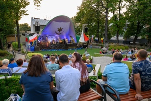 Szanty na Starówce - 24.08.2024 - Na amfiteatralnej scenie zespół The Nierobbers