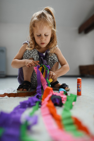 otwARTa jeszcze bardziej. Warsztaty dla małych pasjonatów sztuki - KOLOR - Uczestnicy warsztatów podczas tworzenia prac plastycznych.
