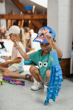 otwARTa jeszcze bardziej. Warsztaty dla małych pasjonatów sztuki - KOLOR - Uczestnicy warsztatów podczas tworzenia prac plastycznych.