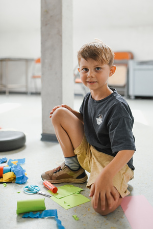 otwARTa jeszcze bardziej. Warsztaty dla małych pasjonatów sztuki - KOLOR - Uczestnicy warsztatów podczas tworzenia prac plastycznych.