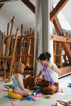 otwARTa jeszcze bardziej. Warsztaty dla małych pasjonatów sztuki - KOLOR - Uczestnicy warsztatów podczas tworzenia prac plastycznych.