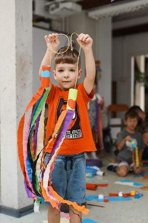 otwARTa jeszcze bardziej. Warsztaty dla małych pasjonatów sztuki - KOLOR - Uczestnicy warsztatów podczas tworzenia prac plastycznych.