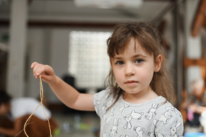 otwARTa jeszcze bardziej. Warsztaty dla małych pasjonatów sztuki - KOLOR - Uczestnicy warsztatów podczas tworzenia prac plastycznych.