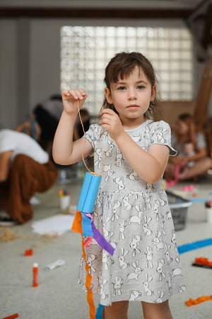 otwARTa jeszcze bardziej. Warsztaty dla małych pasjonatów sztuki - KOLOR - Uczestnicy warsztatów podczas tworzenia prac plastycznych.