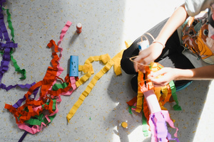 otwARTa jeszcze bardziej. Warsztaty dla małych pasjonatów sztuki - KOLOR - Uczestnicy warsztatów podczas tworzenia prac plastycznych.