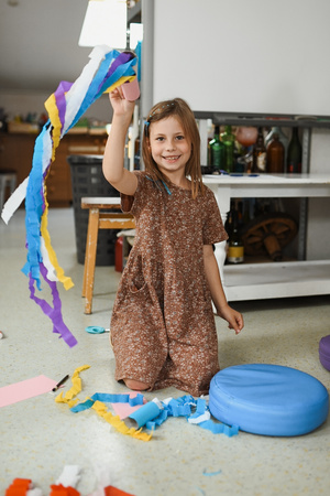 otwARTa jeszcze bardziej. Warsztaty dla małych pasjonatów sztuki - KOLOR - Uczestnicy warsztatów podczas tworzenia prac plastycznych.