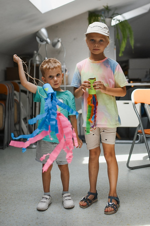 otwARTa jeszcze bardziej. Warsztaty dla małych pasjonatów sztuki - KOLOR - Uczestnicy warsztatów podczas tworzenia prac plastycznych.