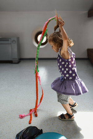 otwARTa jeszcze bardziej. Warsztaty dla małych pasjonatów sztuki - KOLOR - Uczestnicy warsztatów podczas tworzenia prac plastycznych.