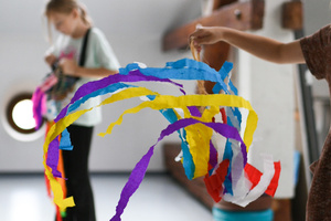 otwARTa jeszcze bardziej. Warsztaty dla małych pasjonatów sztuki - KOLOR - Uczestnicy warsztatów podczas tworzenia prac plastycznych.