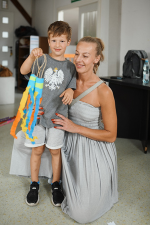 otwARTa jeszcze bardziej. Warsztaty dla małych pasjonatów sztuki - KOLOR - Uczestnicy warsztatów podczas tworzenia prac plastycznych.