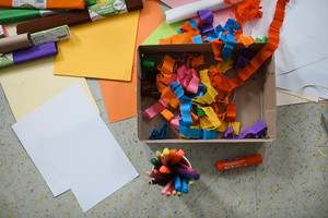 otwARTa jeszcze bardziej. Warsztaty dla małych pasjonatów sztuki - KOLOR - Uczestnicy warsztatów podczas tworzenia prac plastycznych.