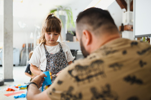 otwARTa jeszcze bardziej. Warsztaty dla małych pasjonatów sztuki - KOLOR - Uczestnicy warsztatów podczas tworzenia prac plastycznych.