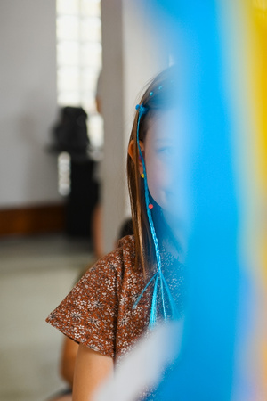 otwARTa jeszcze bardziej. Warsztaty dla małych pasjonatów sztuki - KOLOR - Uczestnicy warsztatów podczas tworzenia prac plastycznych.