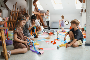 otwARTa jeszcze bardziej. Warsztaty dla małych pasjonatów sztuki - KOLOR - Uczestnicy warsztatów podczas tworzenia prac plastycznych.