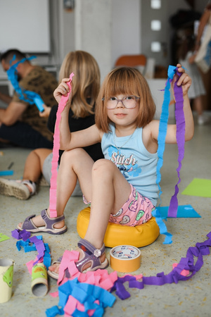 otwARTa jeszcze bardziej. Warsztaty dla małych pasjonatów sztuki - KOLOR - Uczestnicy warsztatów podczas tworzenia prac plastycznych.