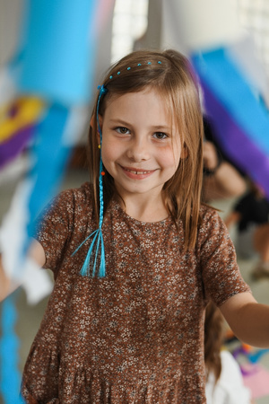 otwARTa jeszcze bardziej. Warsztaty dla małych pasjonatów sztuki - KOLOR - Uczestnicy warsztatów podczas tworzenia prac plastycznych.