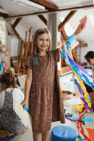 otwARTa jeszcze bardziej. Warsztaty dla małych pasjonatów sztuki - KOLOR - Uczestnicy warsztatów podczas tworzenia prac plastycznych.