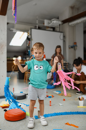 otwARTa jeszcze bardziej. Warsztaty dla małych pasjonatów sztuki - KOLOR - Uczestnicy warsztatów podczas tworzenia prac plastycznych.