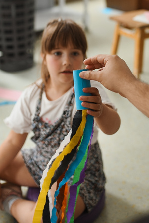 otwARTa jeszcze bardziej. Warsztaty dla małych pasjonatów sztuki - KOLOR - Uczestnicy warsztatów podczas tworzenia prac plastycznych.