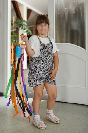 otwARTa jeszcze bardziej. Warsztaty dla małych pasjonatów sztuki - KOLOR - Uczestnicy warsztatów podczas tworzenia prac plastycznych.