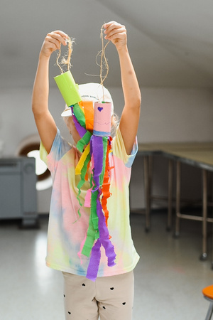 otwARTa jeszcze bardziej. Warsztaty dla małych pasjonatów sztuki - KOLOR - Uczestnicy warsztatów podczas tworzenia prac plastycznych.