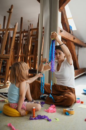 otwARTa jeszcze bardziej. Warsztaty dla małych pasjonatów sztuki - KOLOR - Uczestnicy warsztatów podczas tworzenia prac plastycznych.