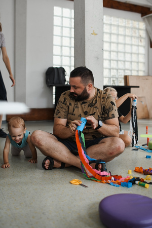 otwARTa jeszcze bardziej. Warsztaty dla małych pasjonatów sztuki - KOLOR - Uczestnicy warsztatów podczas tworzenia prac plastycznych.