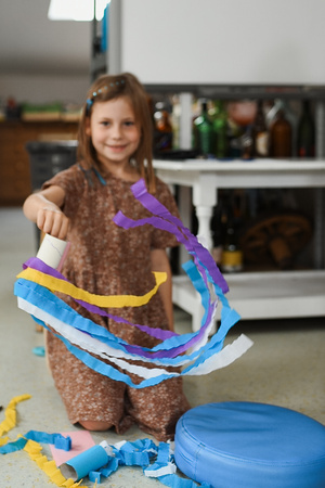 otwARTa jeszcze bardziej. Warsztaty dla małych pasjonatów sztuki - KOLOR - Uczestnicy warsztatów podczas tworzenia prac plastycznych.