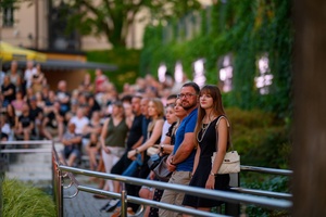 Koncert: Rock na Starówce - Publiczność zasłuchana w dźwiękach ze sceny