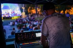 Koncert: Rock na Starówce - Realizator dźwięku Leszek Łuszcz nagłaśniający koncert Rock na Starówce