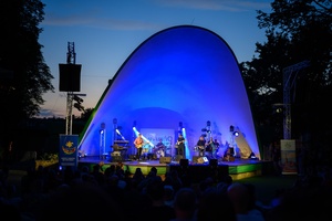 Koncert: Rock na Starówce - Na scenie zespół Pawła Mazura