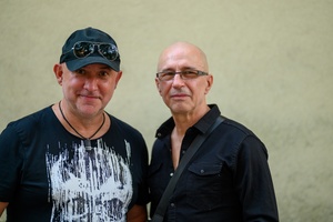 Koncert: Rock na Starówce - Od lewej: Marek Ostrowski - wokalista The Nights, Jerzy Durał - wokalista Ziyo przed koncertem Rock na Starówce