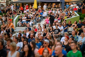 Koncert: Rock na Starówce - Publiczność w oczekiwaniu na koncert Rock na Starówce