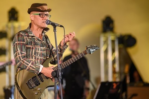 Koncert: Rock na Starówce - Na scenie gitarzysta i wokalista Rafał Rzeźnikiewicz