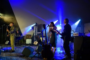 Koncert: Rock na Starówce - Na scenie zespół towarzyszący Rafałowi Rzeźnikiewiczowi