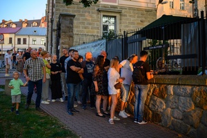 Koncert: Rock na Starówce - Publiczność przed wejściem do Amfiteatru na koncert