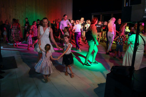 Gorąca, letnia finałówka czyli gorące rytmy do tańca na koniec lata - uczestnicy potańcówki na parkiecie.