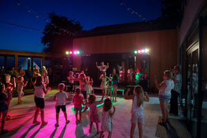 Gorąca, letnia finałówka czyli gorące rytmy do tańca na koniec lata - uczestnicy potańcówki na parkiecie.