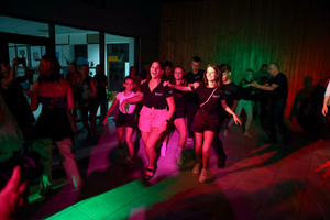 Gorąca, letnia finałówka czyli gorące rytmy do tańca na koniec lata - uczestnicy potańcówki na parkiecie.